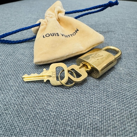 🩷Louis Vuitton Gold Padlock with Key - Picture 7 of 12